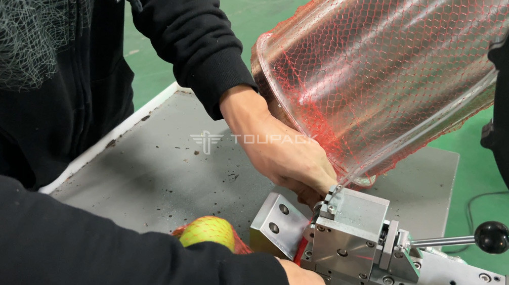 โรงงานอุตสาหกรรม Semi Auto Mesh Net Bag Weighing Counting Netting Clipping Packaging Machine สําหรับผลไม้กล้วย
