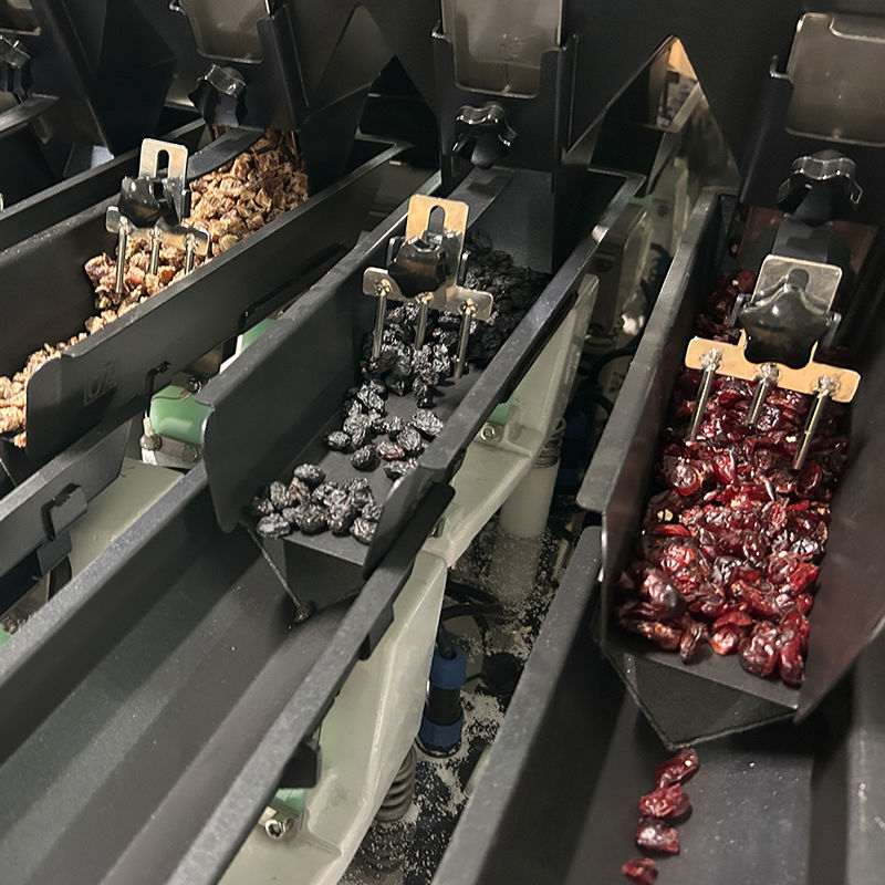 เครื่องบรรจุอาหารสัตว์เลี้ยงหลายวัสดุ 2.5 กก. พร้อมเครื่องชั่งน้ำหนักแบบหลายหัว เครื่องชั่งน้ำหนักแบบเส้นตรง สำหรับบรรจุถุงซิปล็อค Doypack