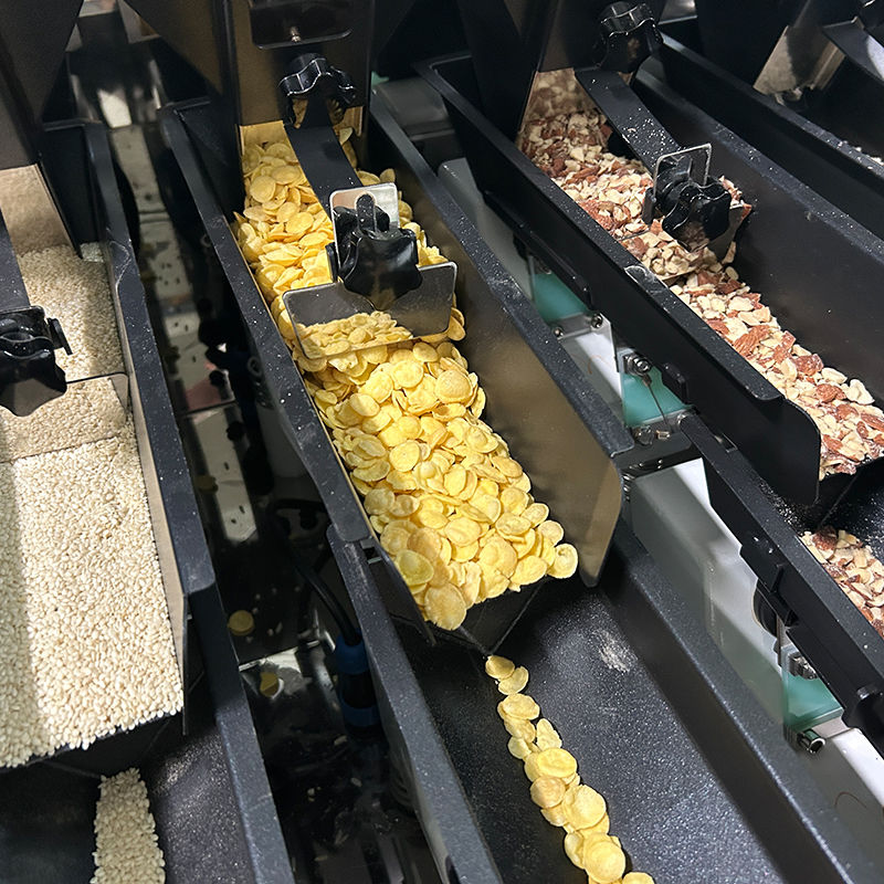 เครื่องบรรจุอาหารสัตว์เลี้ยงหลายวัสดุ 2.5 กก. พร้อมเครื่องชั่งน้ำหนักแบบหลายหัว เครื่องชั่งน้ำหนักแบบเส้นตรง สำหรับบรรจุถุงซิปล็อค Doypack