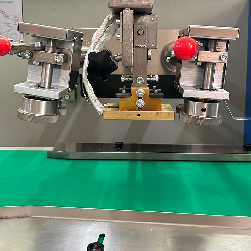 เครื่องบรรจุกระเป๋าหมอนอัตโนมัติ 30-80 กล่อง/นาที สําหรับบรรจุอาหาร