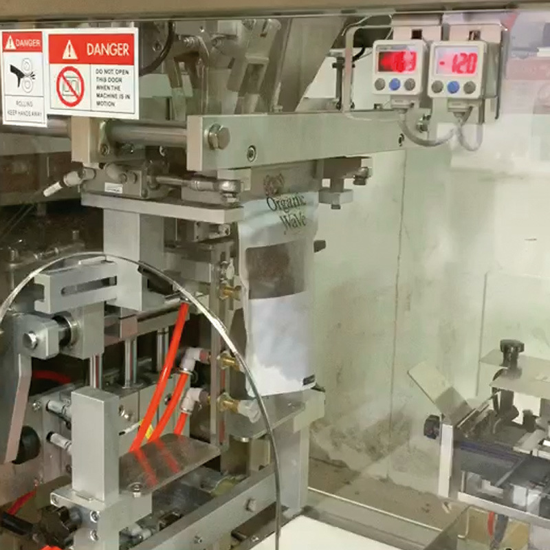 ระบบบรรจุภัณฑ์กาแฟอัตโนมัติเวียดนาม Doypack เมล็ดกาแฟคั่ว ถุง Gusset ซิปล็อค เครื่องบรรจุพร้อมเครื่องพิมพ์วันที่